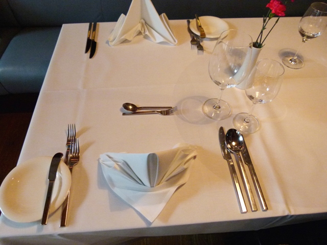 Prawidłowo nakryty stół w restauracji Delight