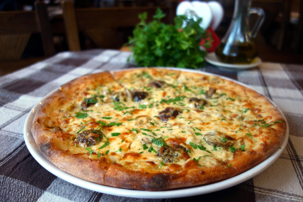 Pizza z kurkami i podgrzybkami w restauracji DaVella