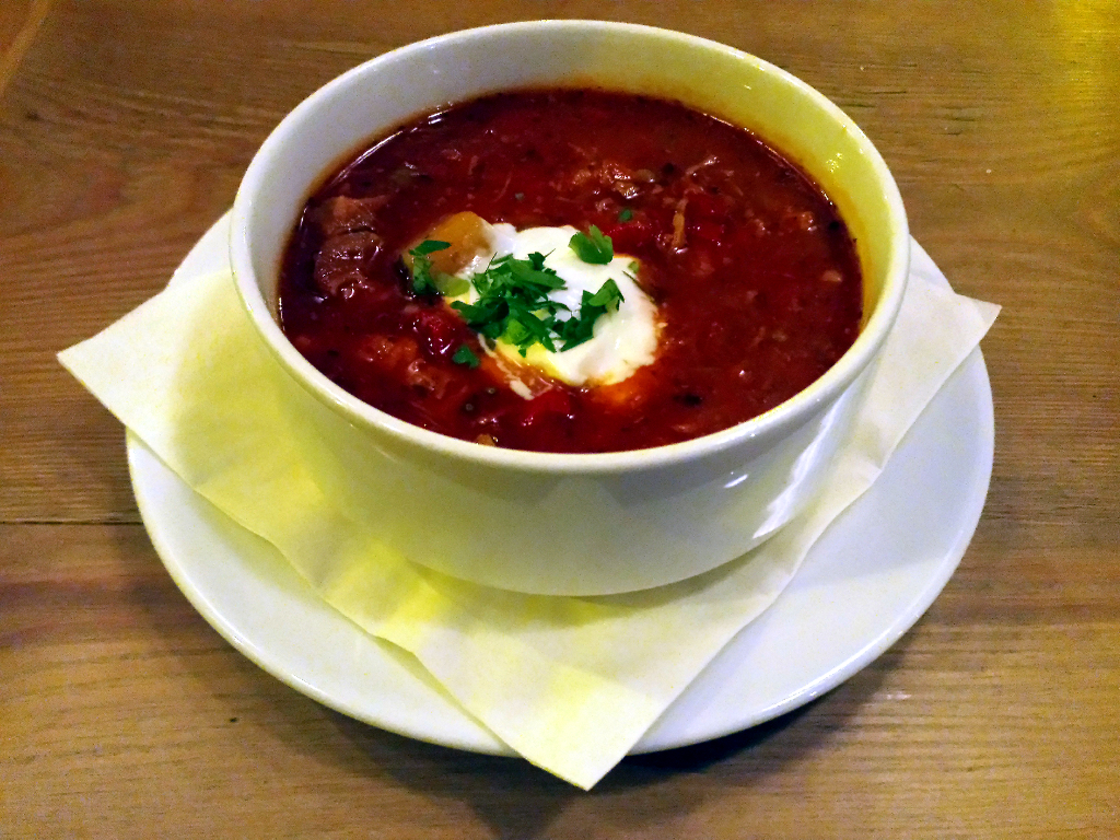 Zupa gulasz w restauracji Galicja