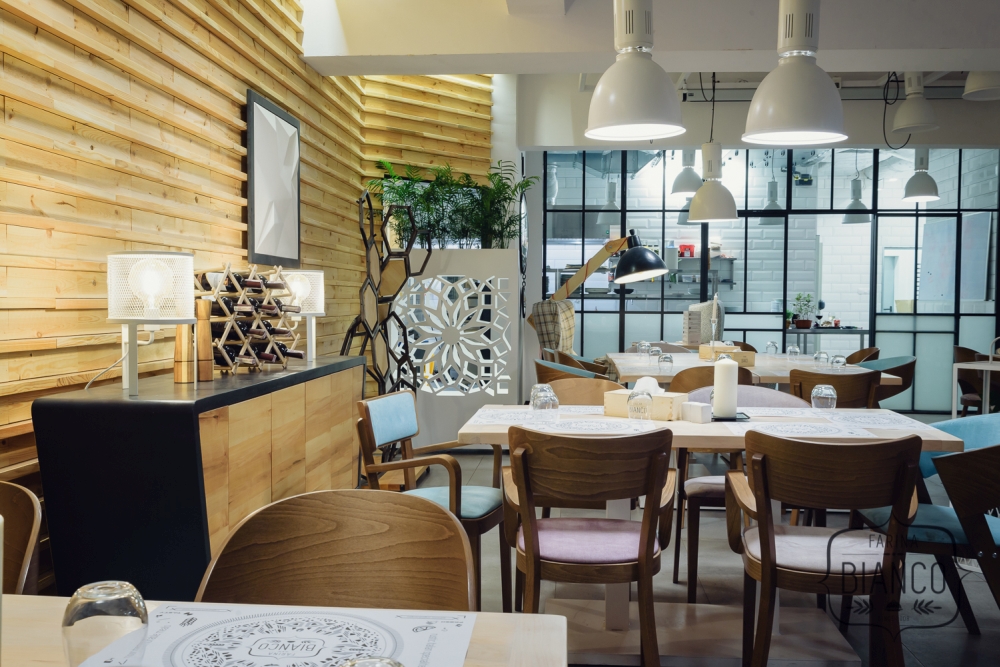 Nowa sala Time z widokiem na otwartą kuchnię w restauracji Farina Bianco