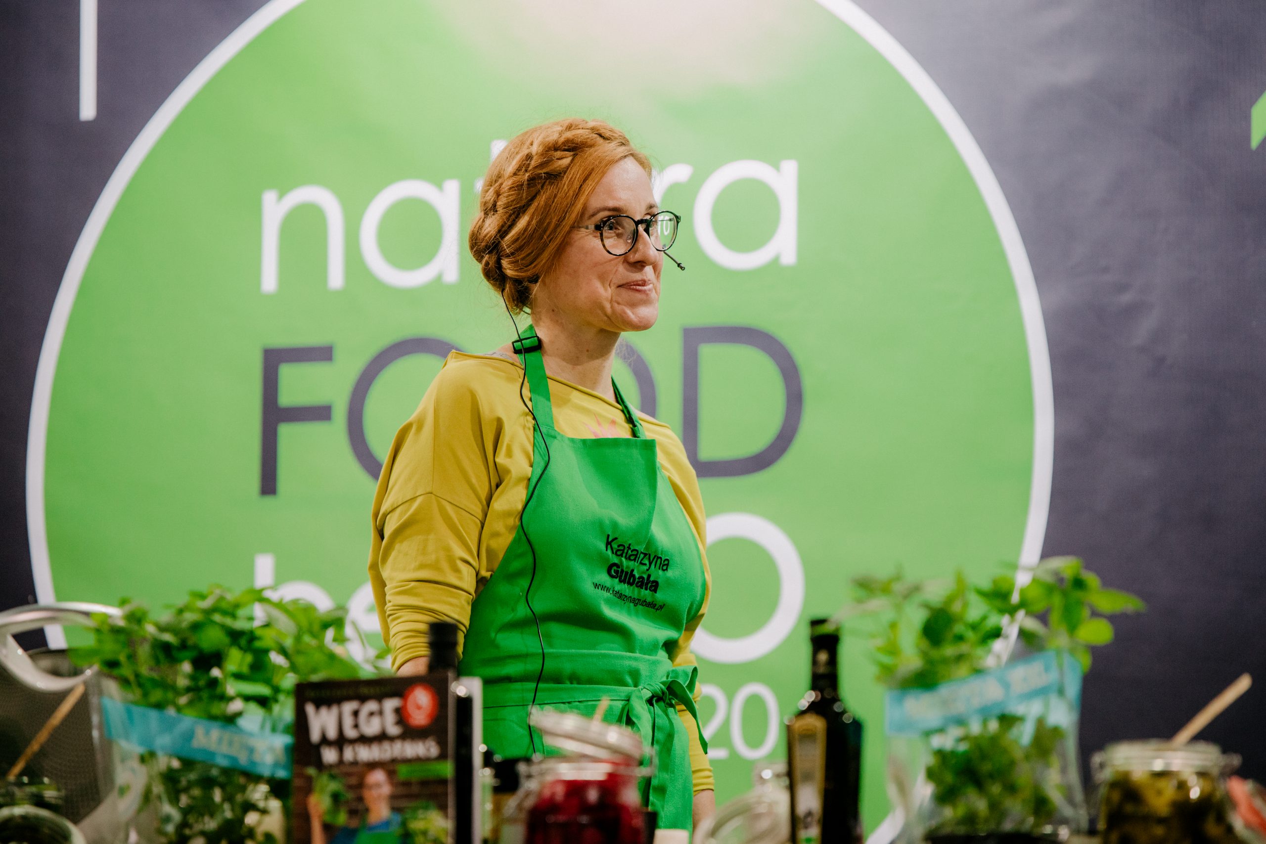Na zdjęciu widać Katarzynę Gubałę prowadzącą warsztaty kulinarne.